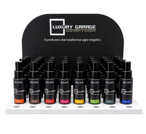 PROFUMI PER TESSUTI Raccolta di flaconi di profumo su supporto bianco, con etichette colorate.